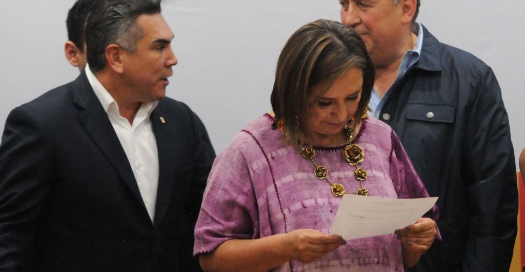 Xochitl Gálvez revisa el documento que entregaría al dirigente del PRI.