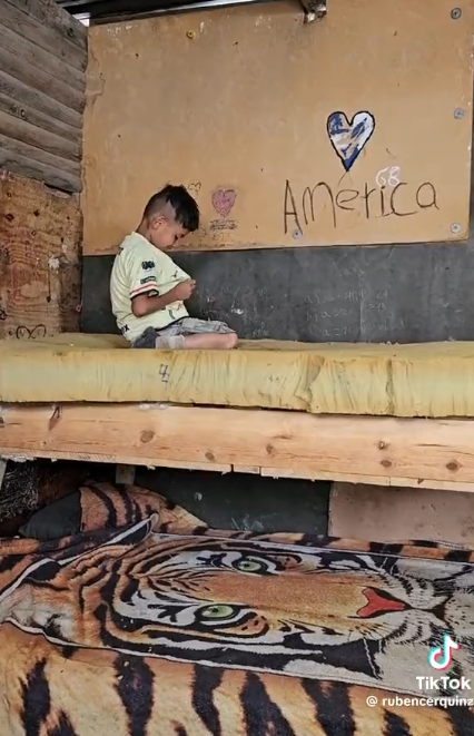 Niño llora de emoción al recibir una playera del América