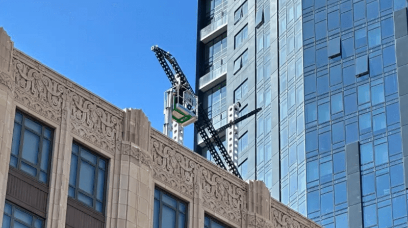 Retiran el letrero gigante luminoso en forma de X, en edificio de Twitter. Foto de CNBC