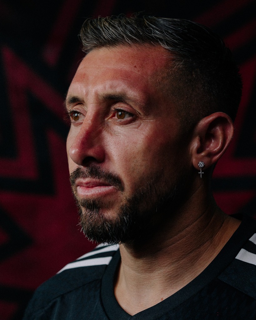 Héctor Herrera inicia en la banca