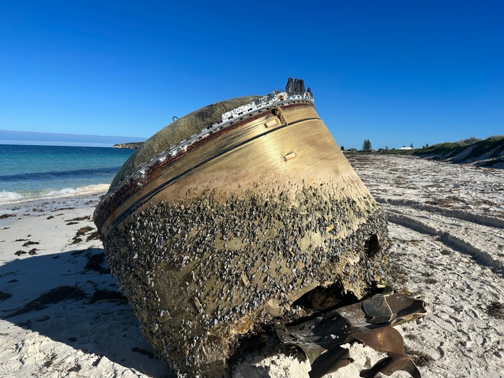 ¿Una nave espacial? Encontraron extraños restos en una playa de Australia