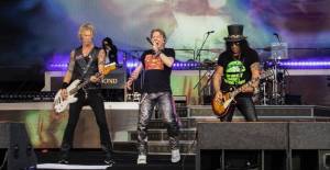 Guns N' Roses estrena "Perhaps"; la primera rola que componen Axl, Slash y Duff en 30 años