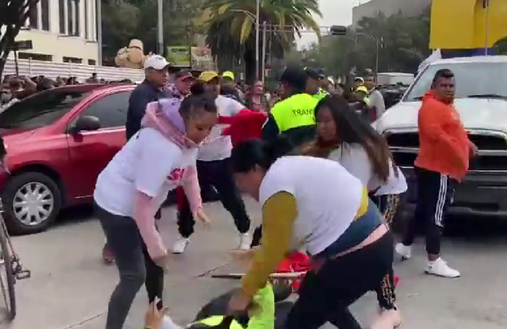 Golpean a policías en cierre de campaña de Sheinbaum en el Monumento a la Revolución