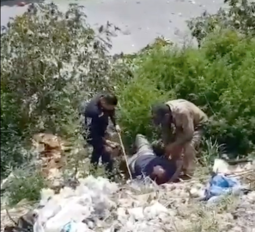 Arrojó a su esposo a un canal de aguas negras.