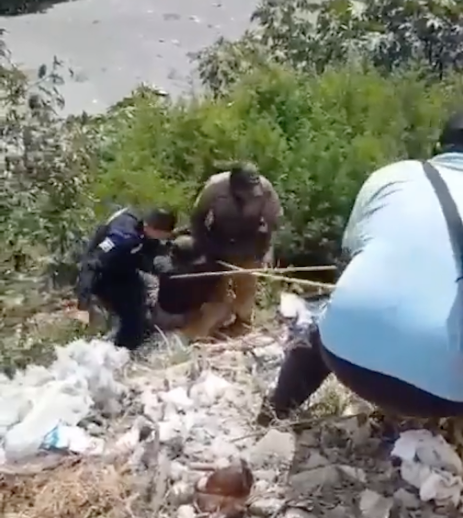 Arrojó a su esposo a un canal de aguas negras.