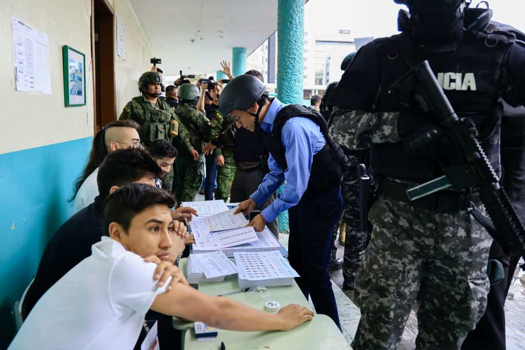 Y en Ecuador: Candidato presidencial vota con casco y chaleco antibalas ante inseguridad