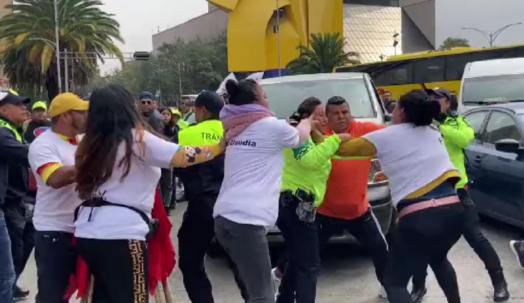 Golpean a policías en cierre de campaña de Sheinbaum en el Monumento a la Revolución