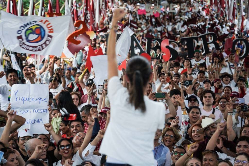 Golpean a policías en cierre de campaña de Sheinbaum en el Monumento a la Revolución