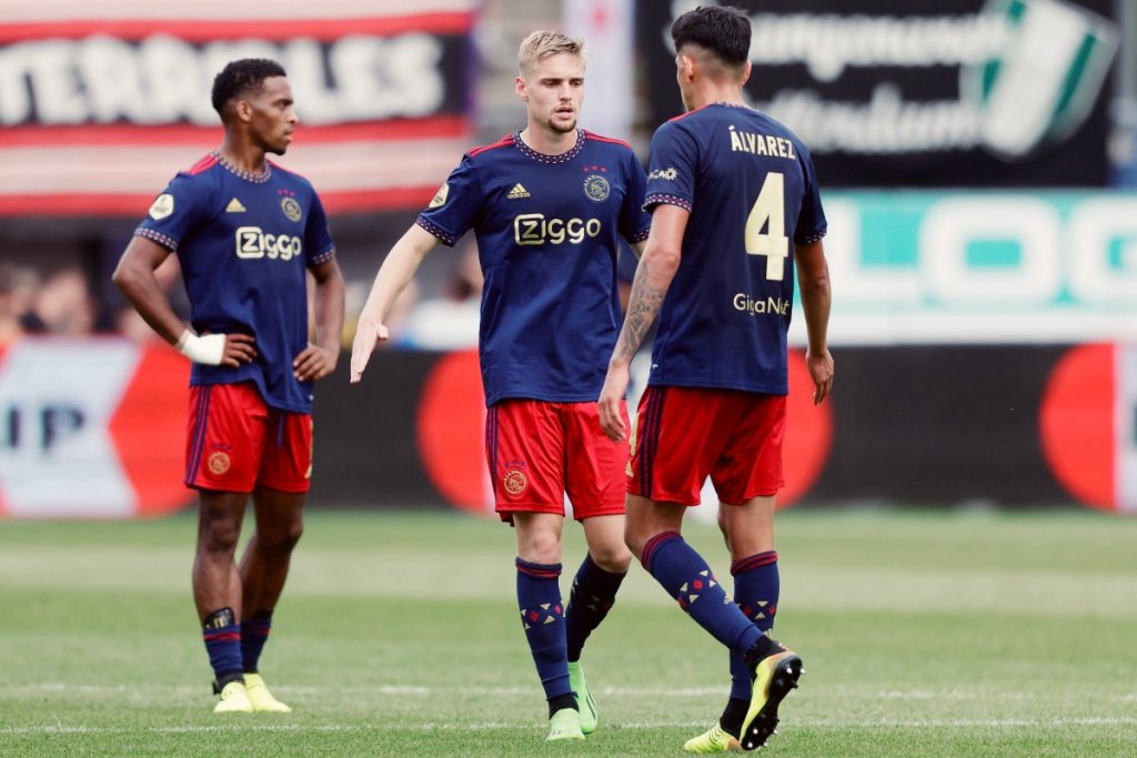 Jorrel Hato usa el '4' de Edson Álvarez con el Ajax