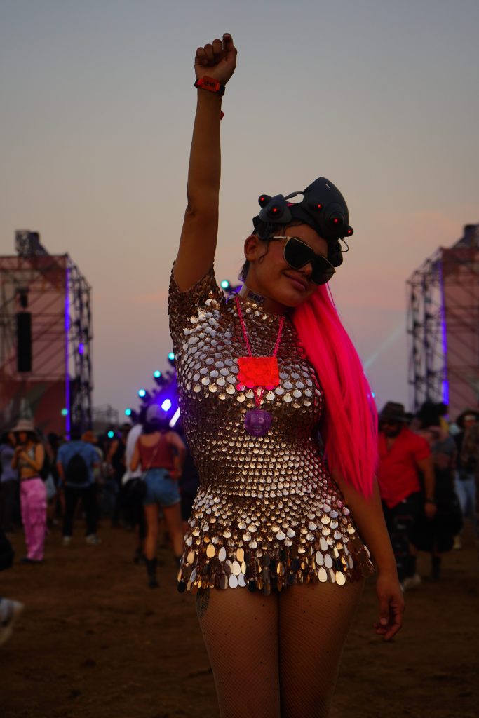 Mujer joven posando en fiesta Cuervo Tradicional Viva Fest