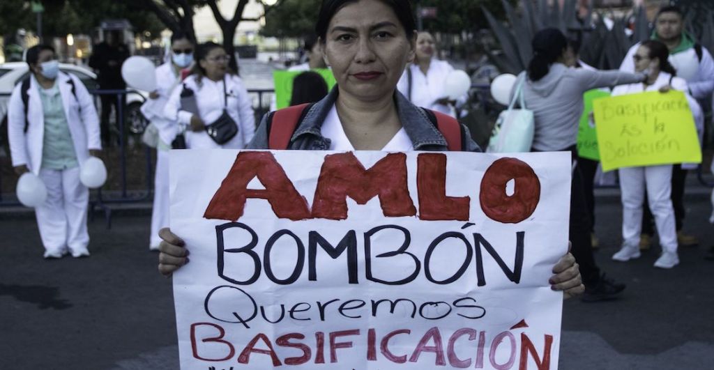 Protesta, bloqueos y encontronazo entre médicos y policías en el Centro Histórico de CDMX