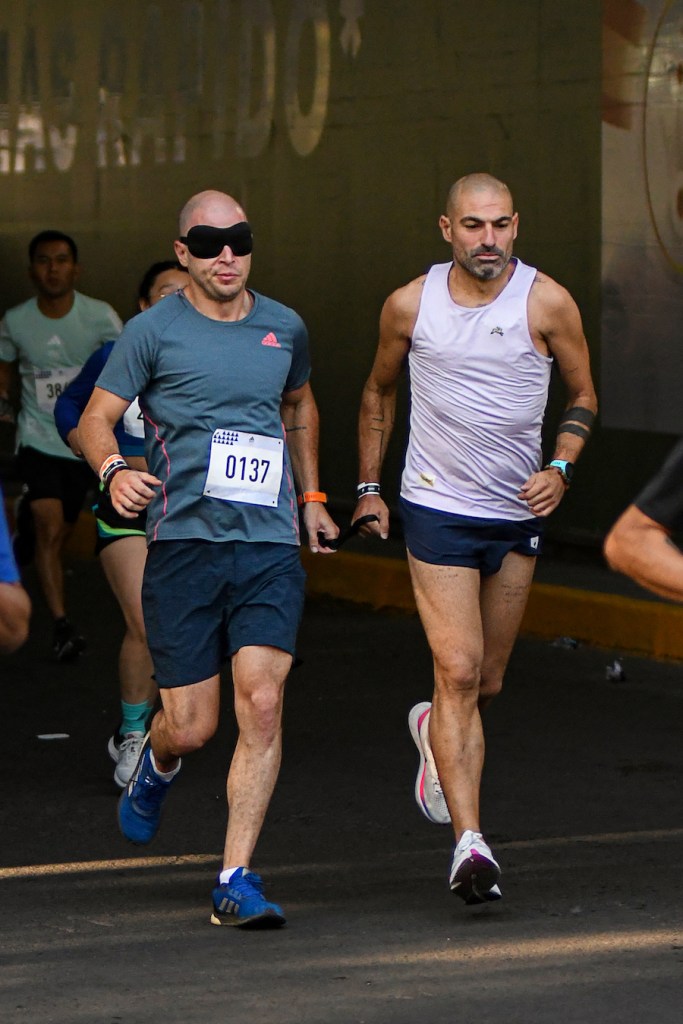 Aldo y su guía durante la preparación rumbo al maratón de la Ciudad de México