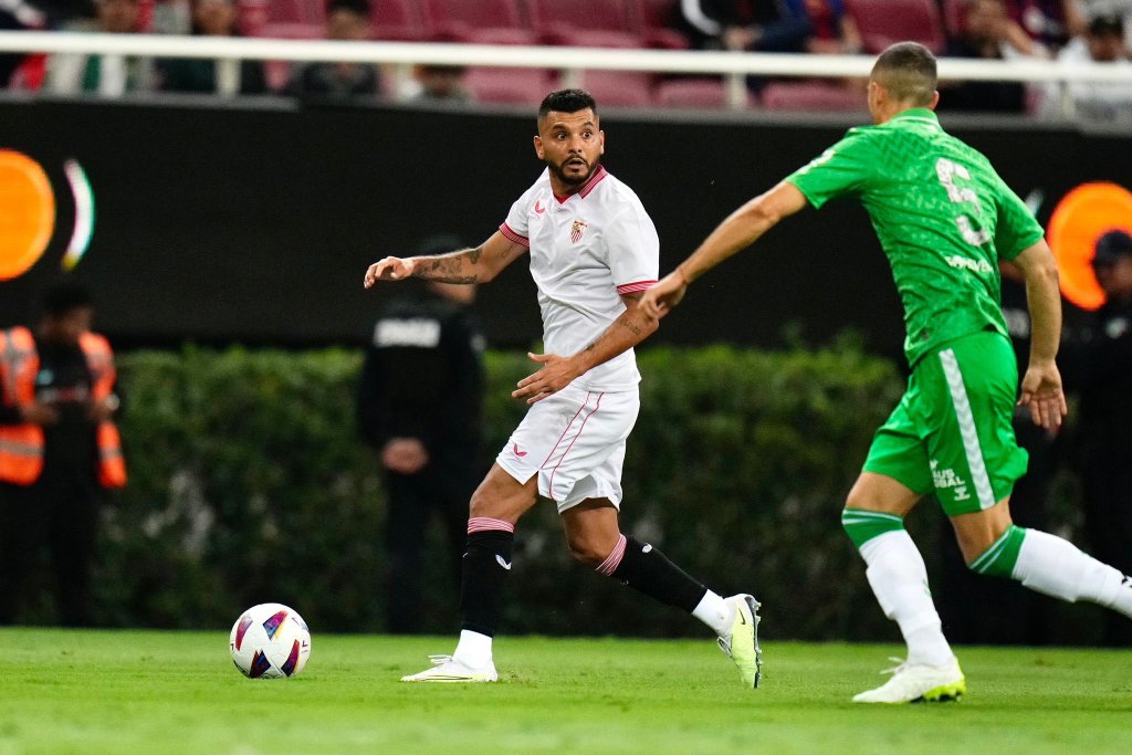 Tecatito Corona en el duelo vs Real Betis