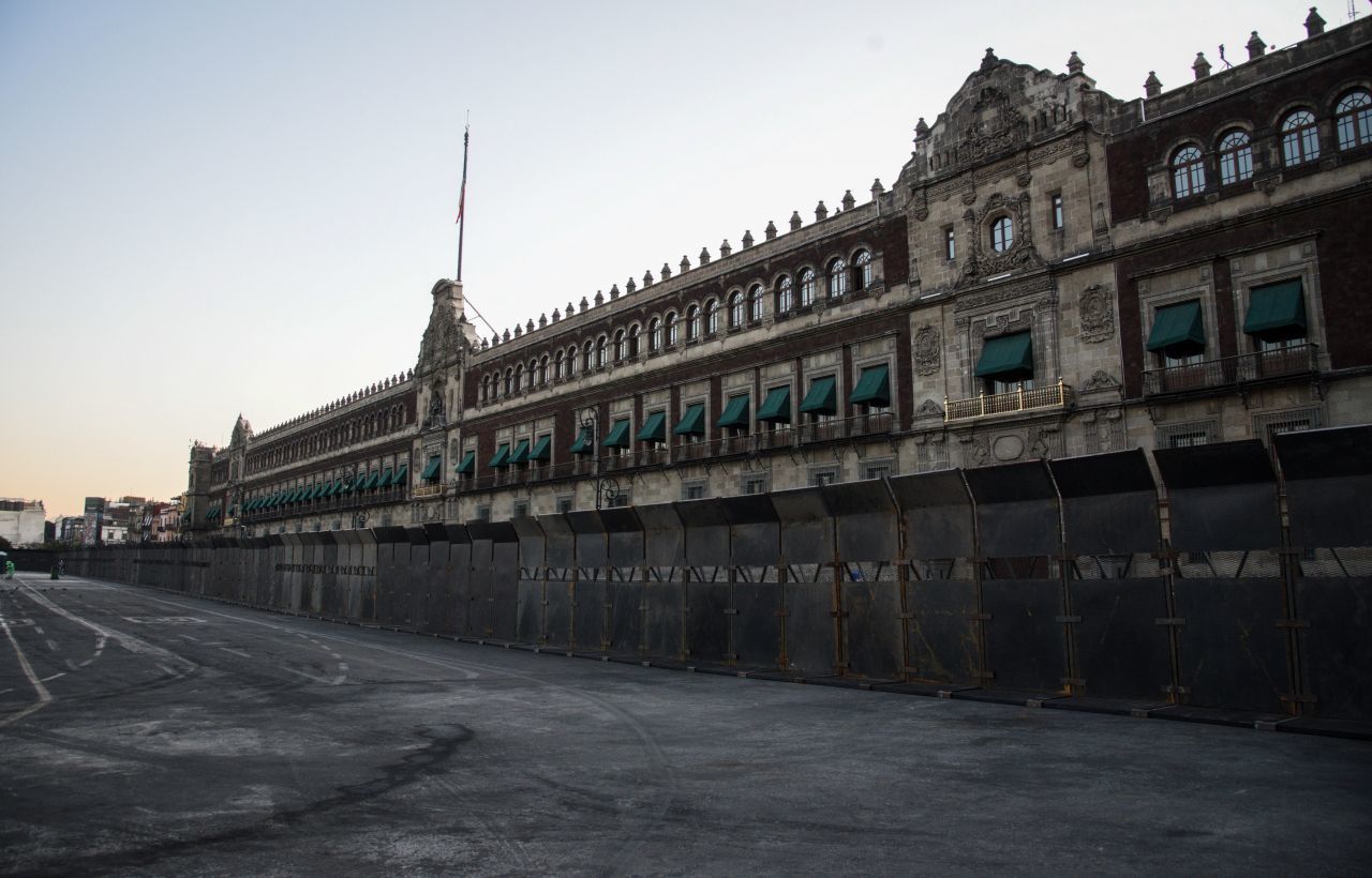 Sánchez Cordero y AMLO defienden vallas en Palacio Nacional