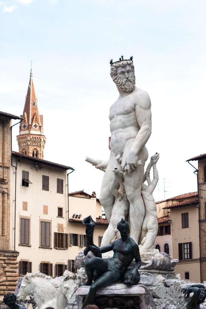 Turista dañó estatua de Neptuno del siglo XVI.