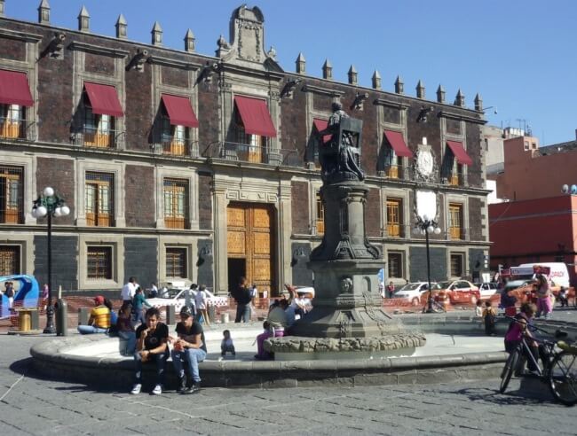 Escribir cartas de amor en la Plaza Santo Domingo