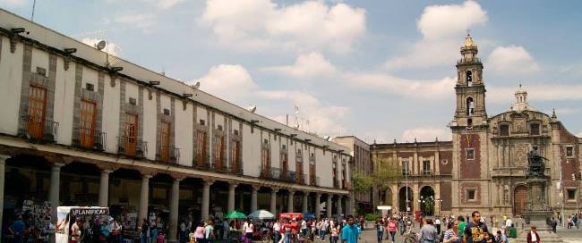 Escribir cartas de amor en la Plaza Santo Domingo