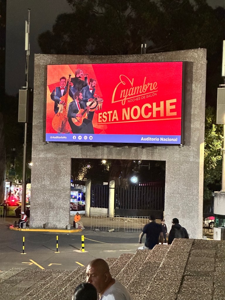 Enjambre nos dio una noche de salón emotiva en el Auditorio Nacional