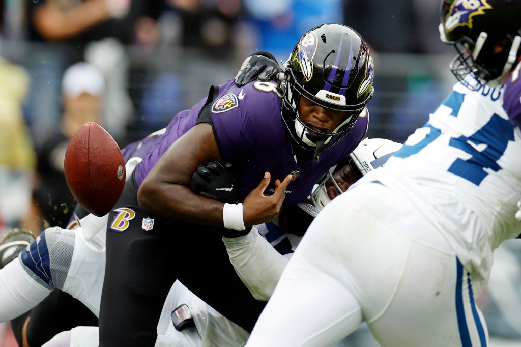 A Lamar Jackson se le escapó la pelota y el triunfo