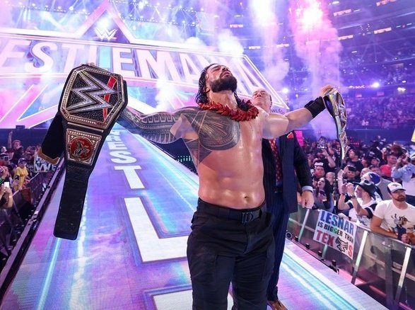 Roman Reigns como campeón unificado de la WWE