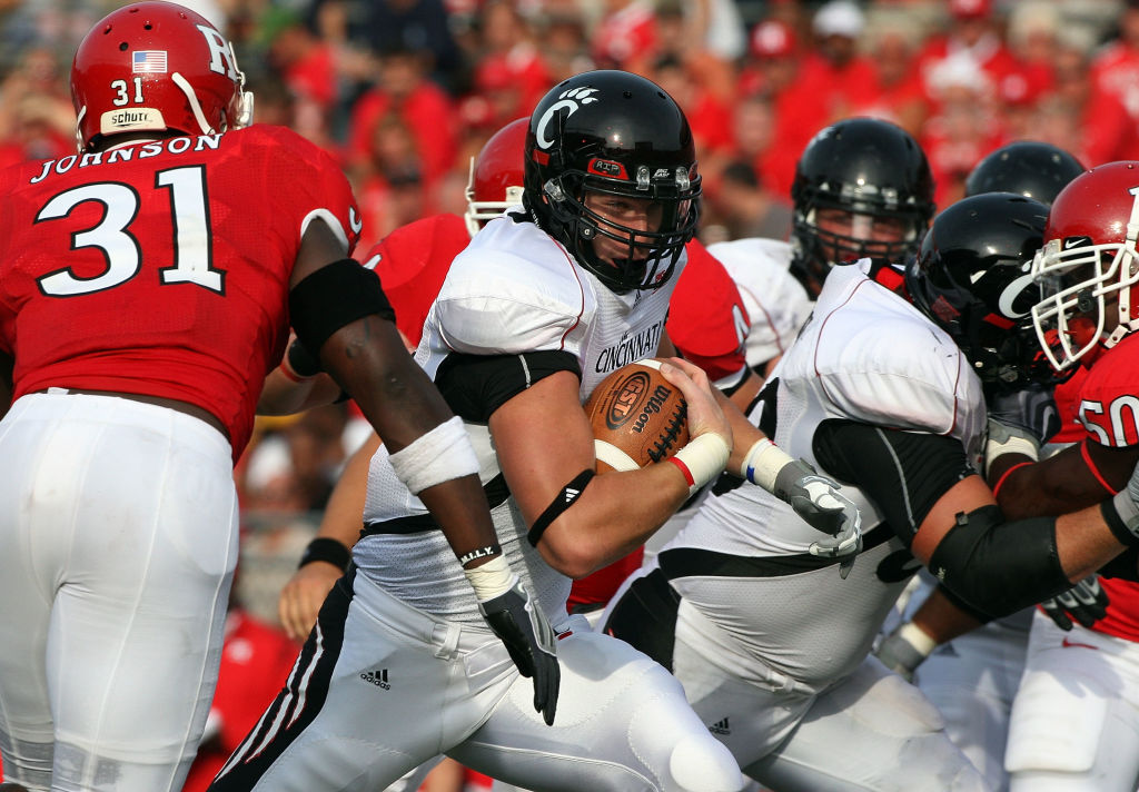 Travis Kelce acarreando un balón para la Universidad de Cincinnati