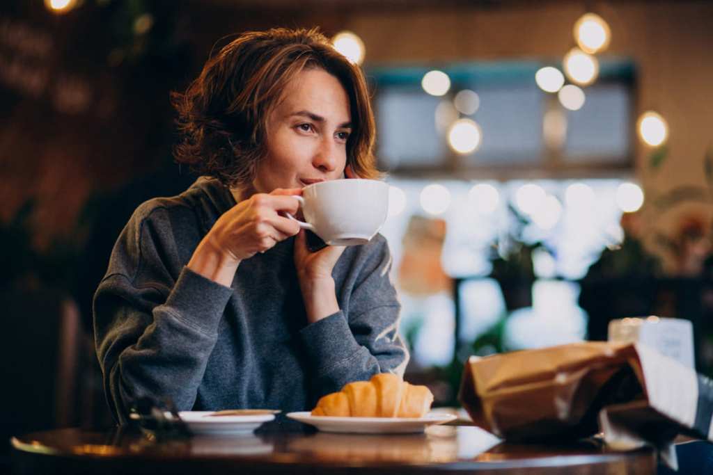 mujer tomando cafe