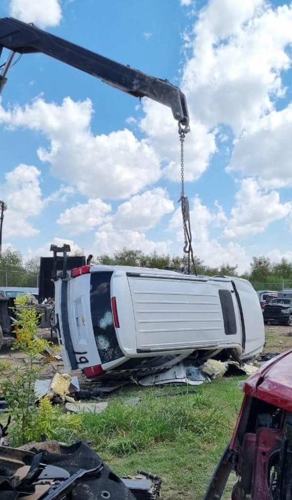 Destruyeron camionetas del narco.