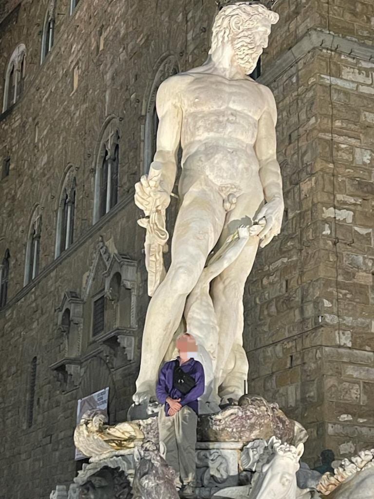 Turista dañó estatua de Neptuno del siglo XVI.