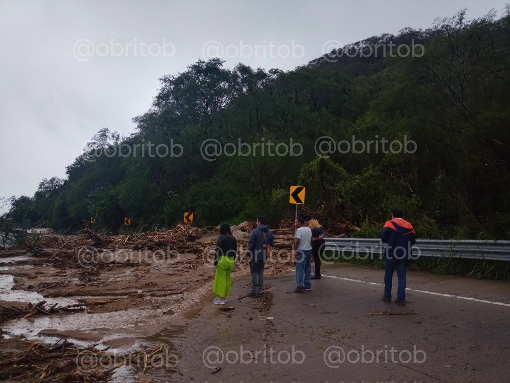 Acapulco quedó incomunicado: La Autopista del Sol está bloqueada tras huracán Otis