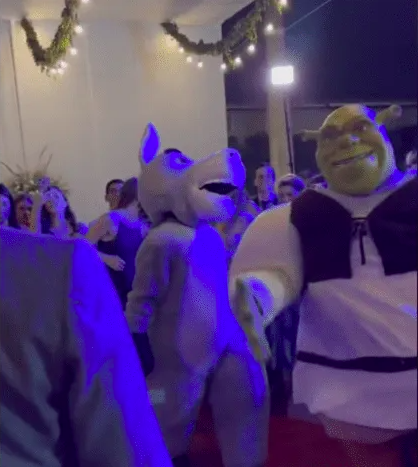 Como si esas cosas pasaran: Pareja se hace viral por su boda con temática de Shrek