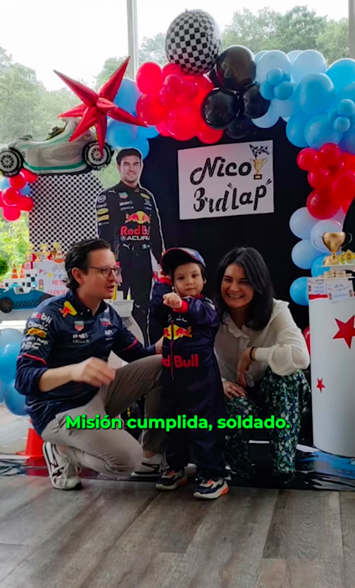 Crack: Niño juega a ser Checo Pérez en el podio y es lo más tierno que verás hoy