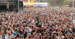 El tianguis para comprar lo que no se vende en los conciertos