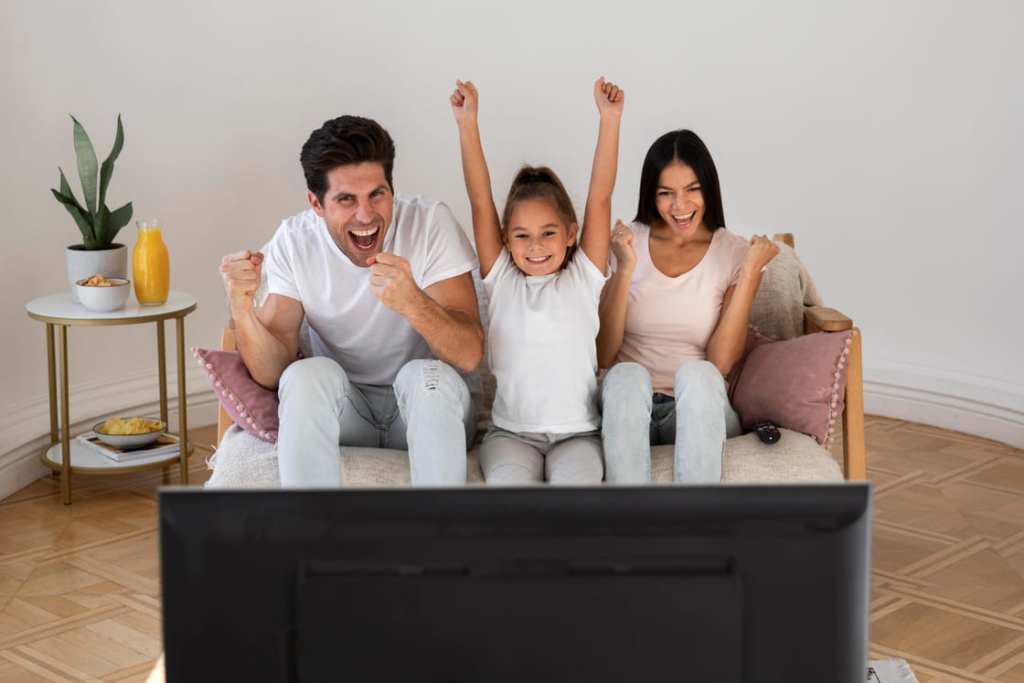 familia pasando tiempo frente television