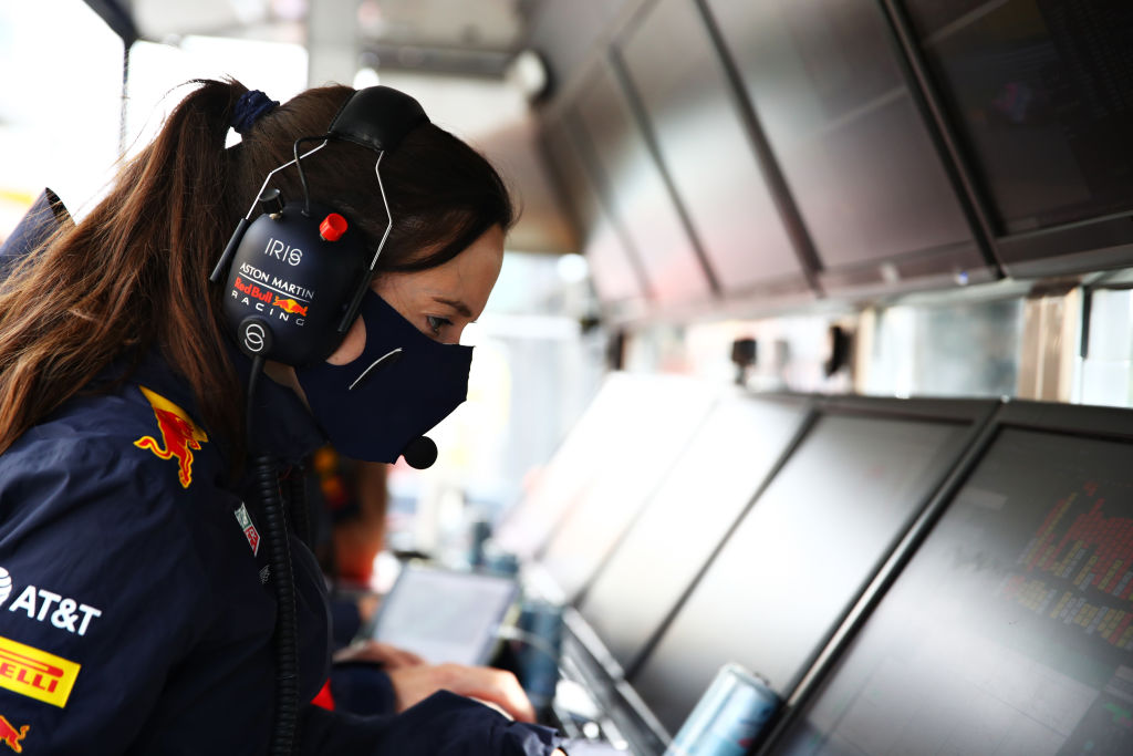 ¿Quién es Hannah Schmitz y por qué es tan importante para Red Bull y Checo Pérez?