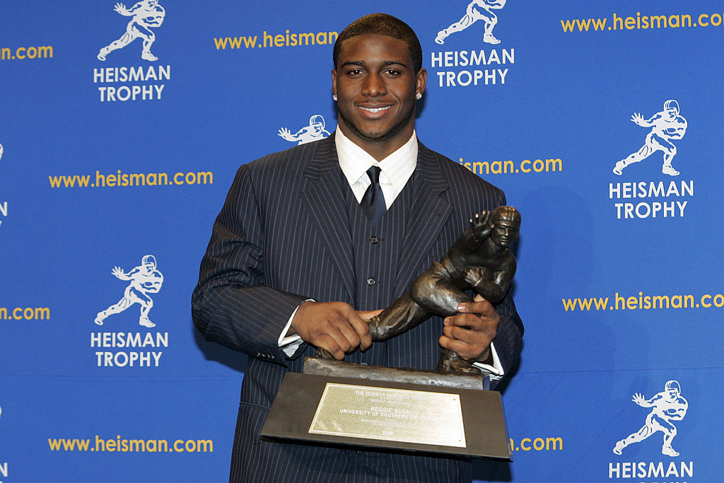 Reggie Bush y el trofeo Heisman que ganó y después perdió cuando no había contratos NIL