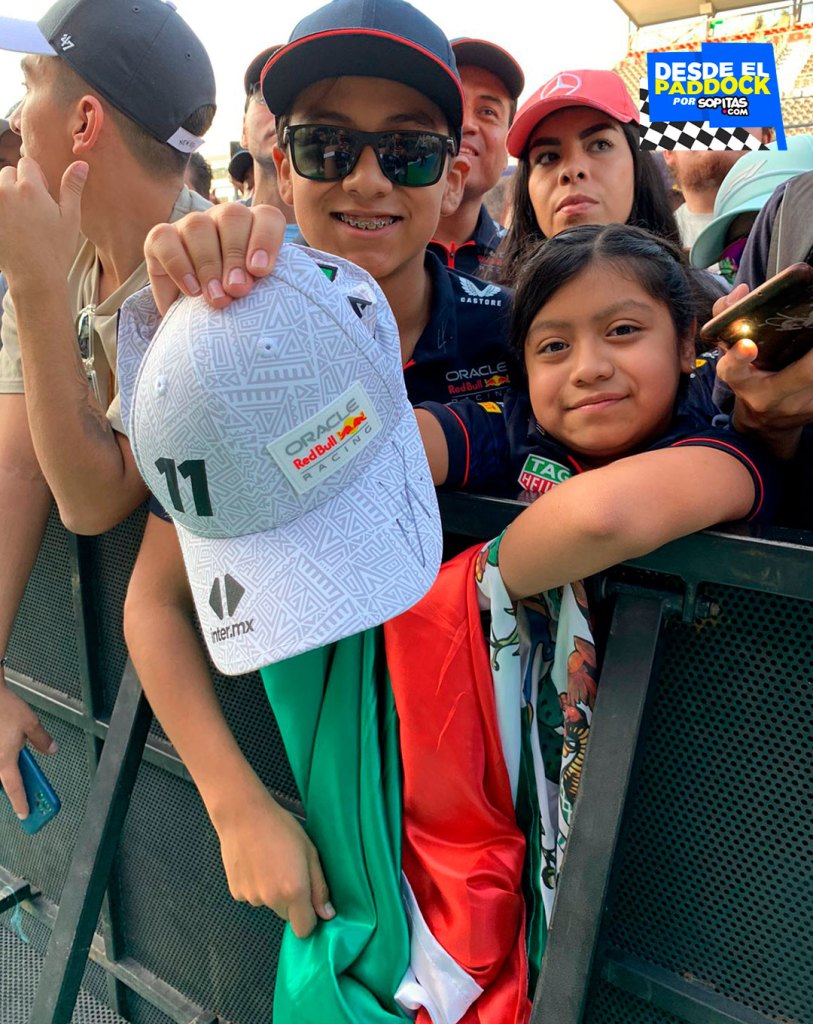 Checo le firmó la gorra a esta pequeña