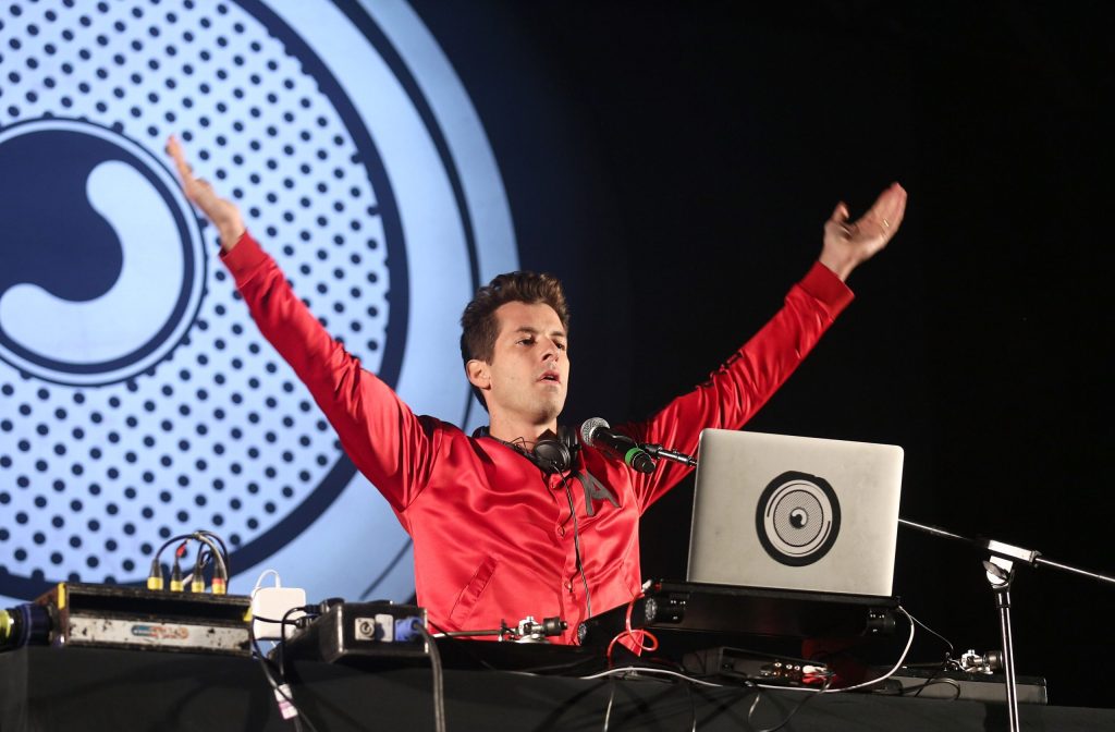 Mark Ronson lanza la rola "I Know Time (Is Calling)” con Paul McCartney y Gary Numan