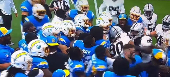 La pelea entre Chargers vs Raiders