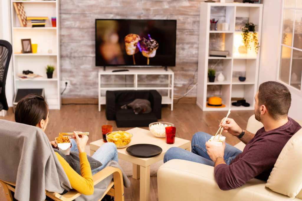 pareja viendo pelicula television