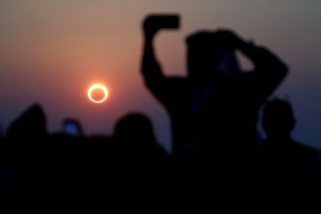 Fotos y videos del eclipse solar 2023