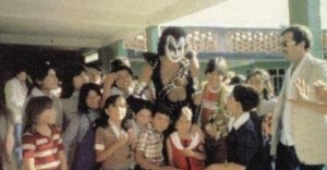 Recordemos el día que KISS visitó un orfanato de Atizapán de Zaragoza