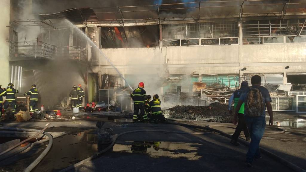 Fotos y videos para dimensionar el tremendo incendio en Tepito 