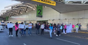 Mujeres con cáncer cerraron la Terminal 1 del AICM para exigir quimioterapias