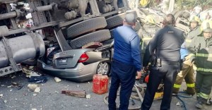 Terrible: Un tráiler cayó de puente vehicular y plastó un auto y una moto en Cuautitlán