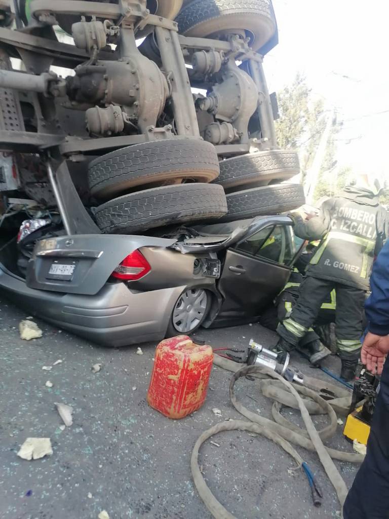 Terrible: Un tráiler cayó de puente vehicular y plastó un auto y una moto en Cuautitlán