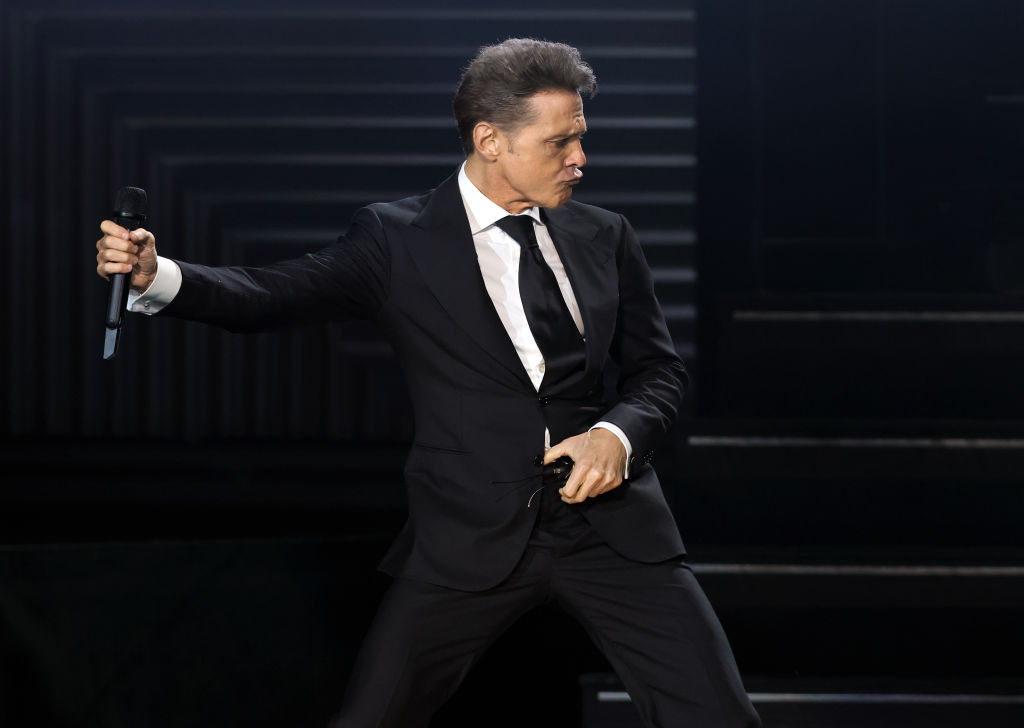 Juangabrielazo: Luis Miguel se cae en el escenario durante concierto en CDMX 