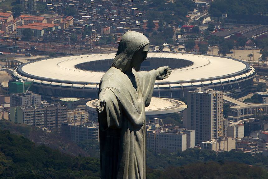 El Cristo en Rio de Janeiro, atrás el mítico Maracaná