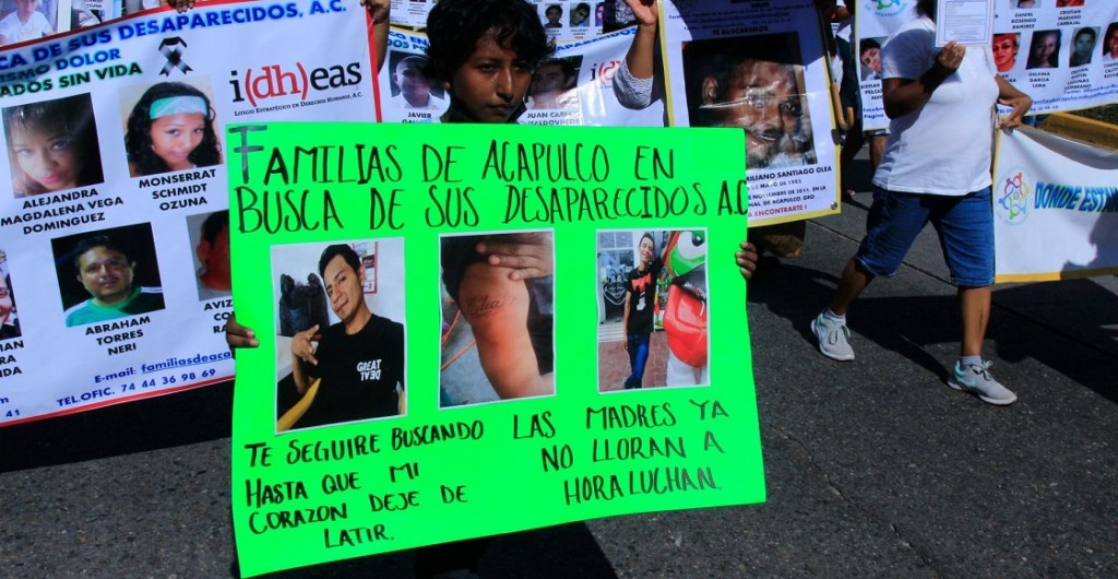 ACAPULCO, GUERRERO, 30AGOSTO2022.- Integrantes del Colectivo de Familias de Acapulco en Busca de sus Desaparecidos conmemoraron el Día Internacional de las Víctimas de Desaparición Forzada a través de una marcha por la avenida Costera del puerto para exigir a las autoridades intensificar la búsqueda de sus familiares, también inauguraron un mural con los rostros de personas desaparecidas en Acapulco, ya que el mural que el año pasado se inauguró en la playa Papagayo fue borrado en dos ocasiones por personas desaparecidas, el mural fue realizado por el artista David de León.