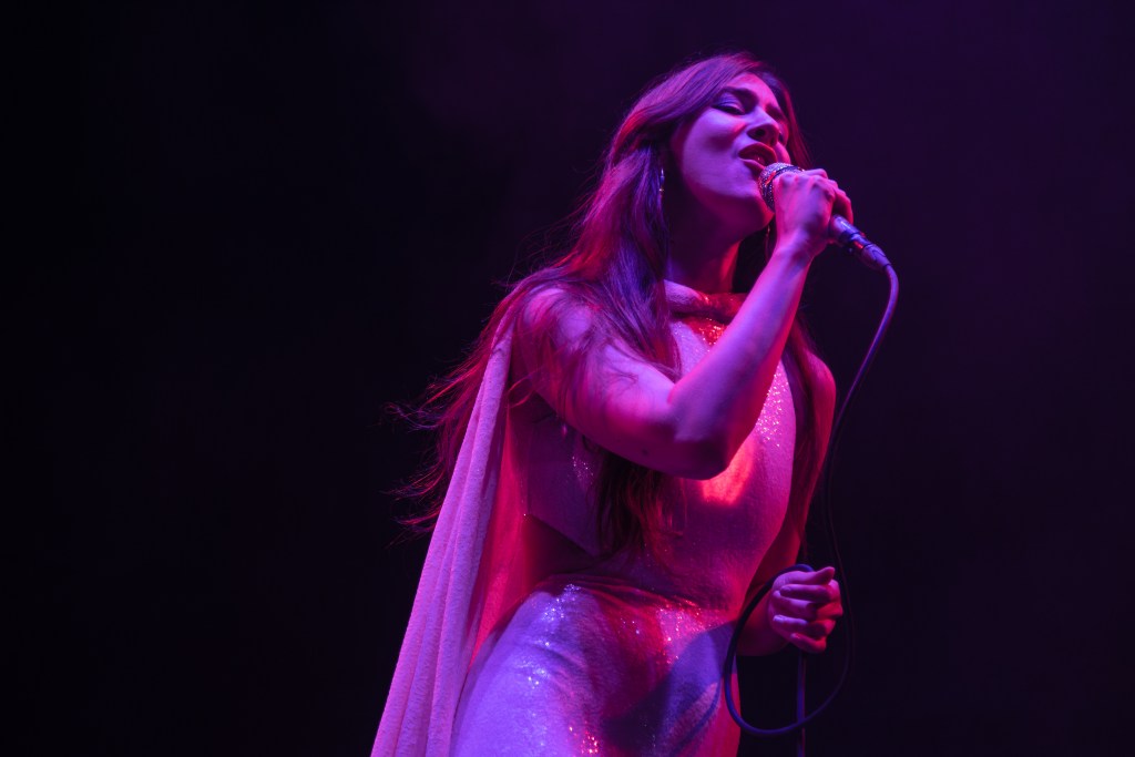 Weyes Blood sedujo al Auditorio BB con un concierto íntimo y etéreo