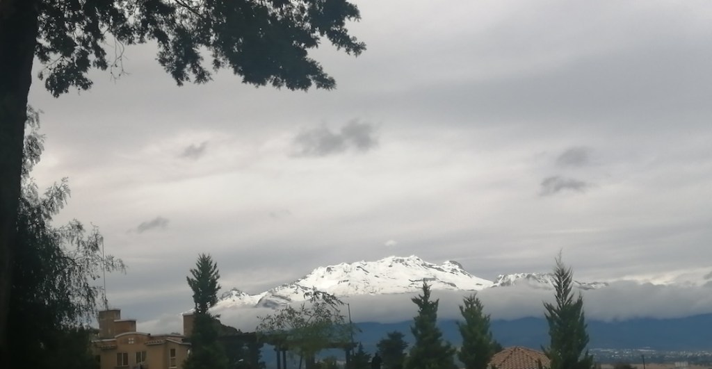 Fotos de los volcanes Iztaccíhuatl y Popocatépetl que nos dan fuerza para aguantar el friazo